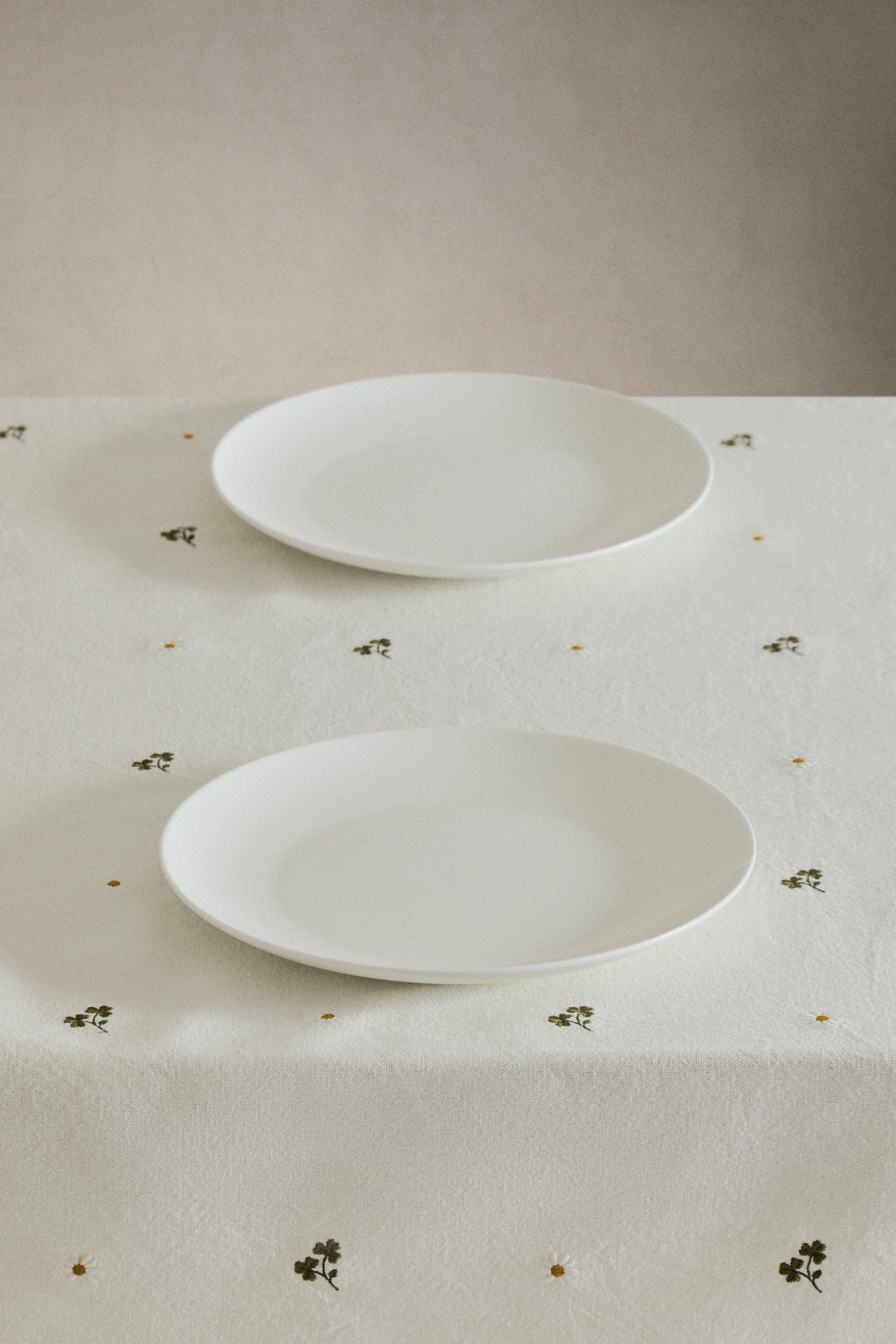 CLOVER AND DAISY EMBROIDERED TABLECLOTH